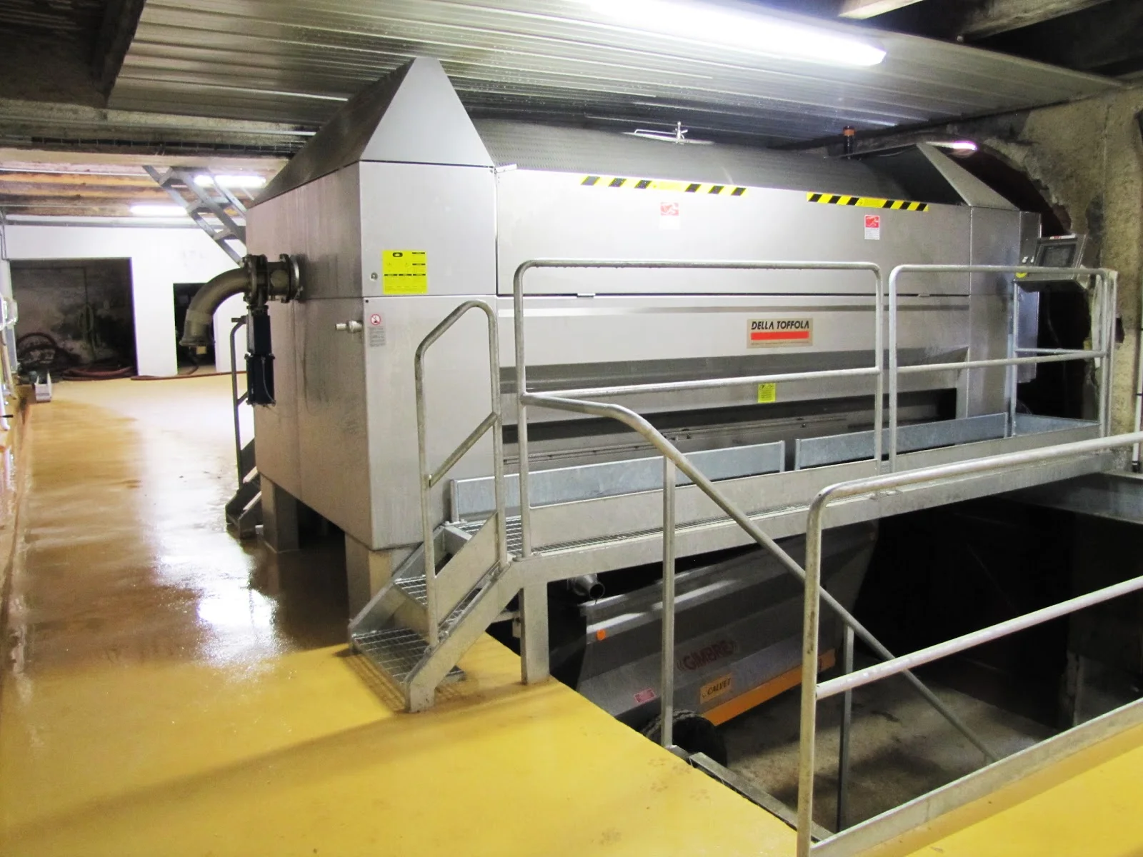 Pressoir pneumatique moderne Della Toffola dans la cave de vinification du Château Domaine du Bosc en Hérault
