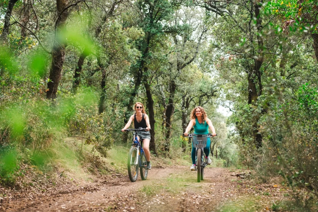 Balade à vélo en forêt autour du Château du Parc, activité nature pour les invités d'un mariage en Hérault