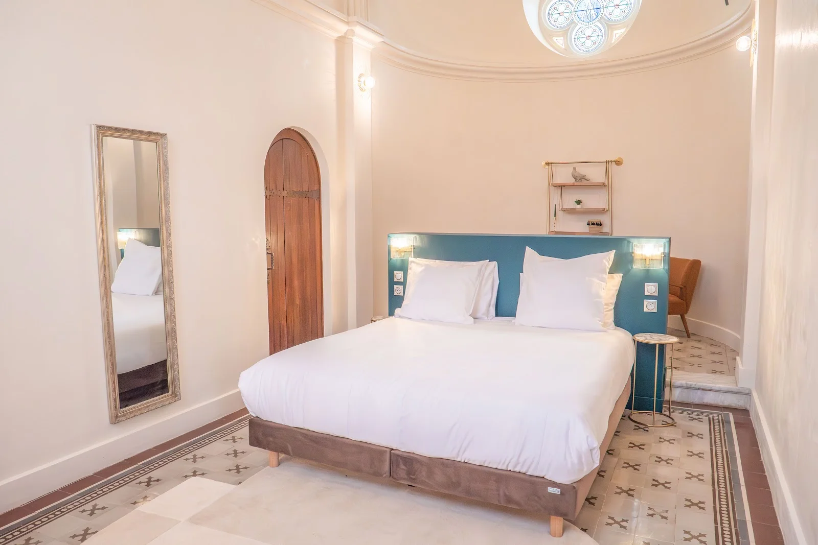 Chambre dans la tourelle du Château du Parc avec coupole et carreaux de ciment pour mariage dans l'Hérault