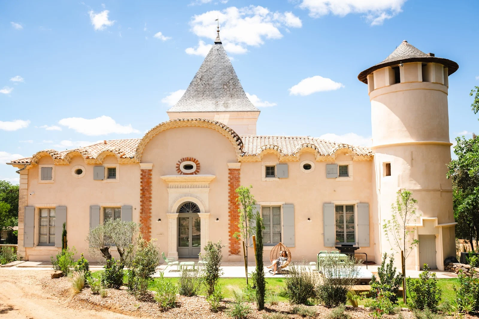 Façade principale du Château du Parc avec tourelle et jardin méditerranéen, lieu de mariage dans l'Hérault
