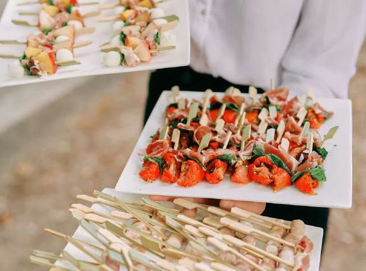 Amuse-bouches servis en cocktail de mariage au Château de Flaugergues dans l'Hérault par Cabiron Traiteur