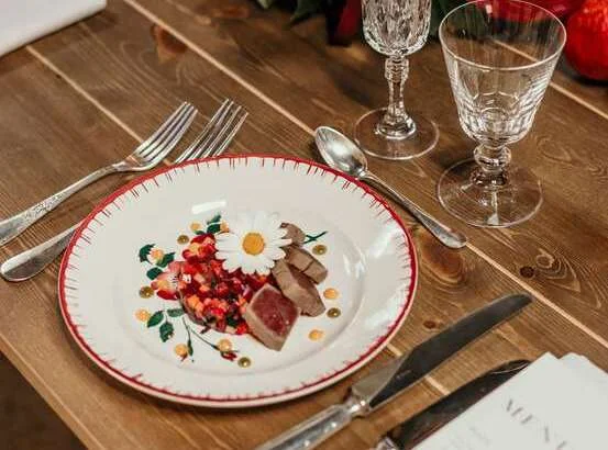 Dressage assiette gastronomique mariage Château de Flaugergues Hérault - magret fruits rouges