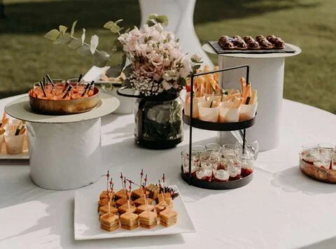 Service de brochettes apéritives par Cabiron Traiteur lors d'un cocktail de mariage au Château de Flaugergues Hérault