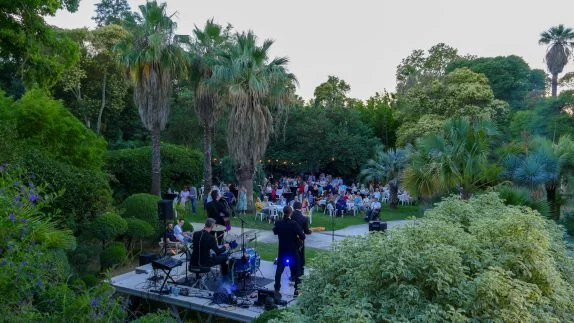 Vue aérienne soirée musicale dans le parc du Château de Flaugergues Montpellier - mariage et réception