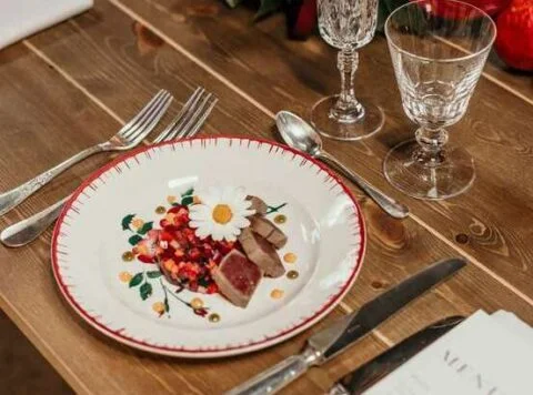 Table cocktail élégante pour mariage au Château de Flaugergues Hérault avec amuse-bouches et verrines