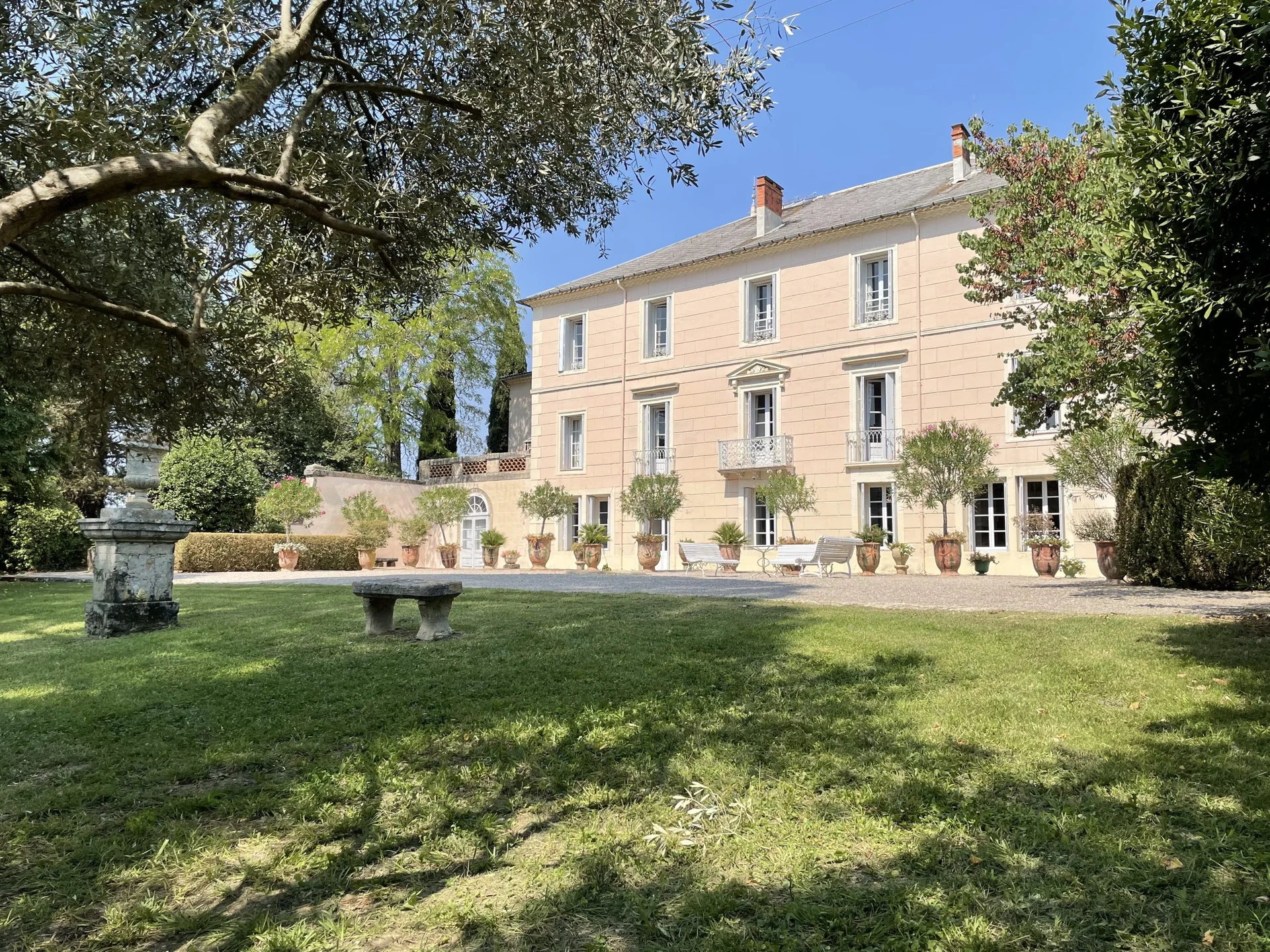 Belle demeure néoclassique du Château de Granoupiac en Hérault avec jardins et oliviers pour mariage de prestige