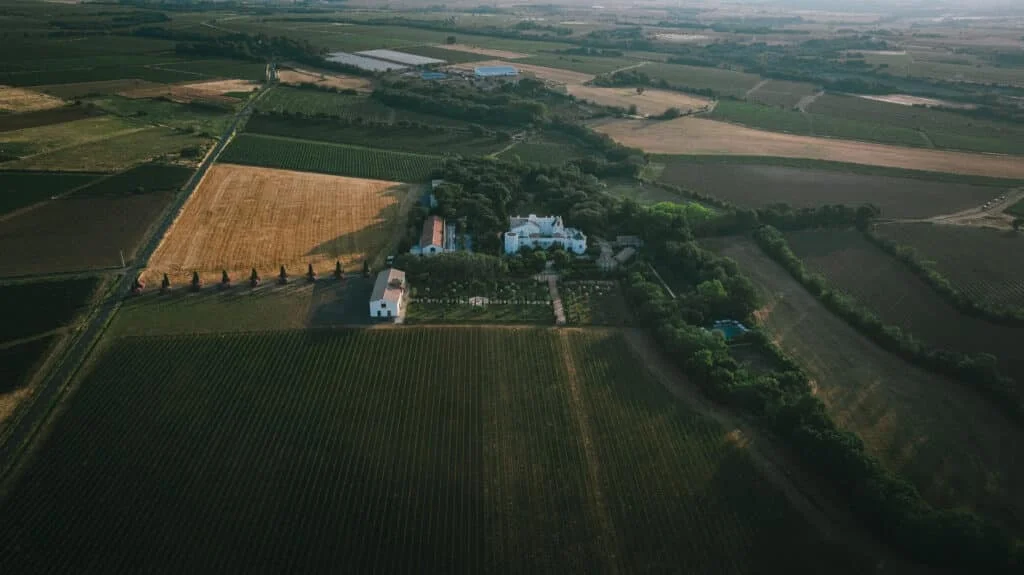 Drone domaine Château Hermitage de Combas Hérault vignoble et champs environnants mariage campagne