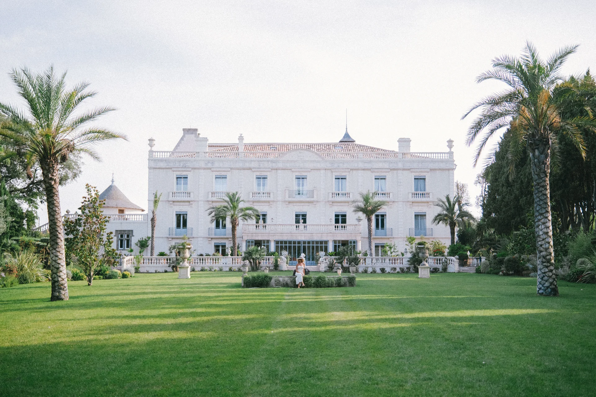 Façade principale château Hermitage de Combas Hérault blanc néoclassique palmiers pelouse verte mariage
