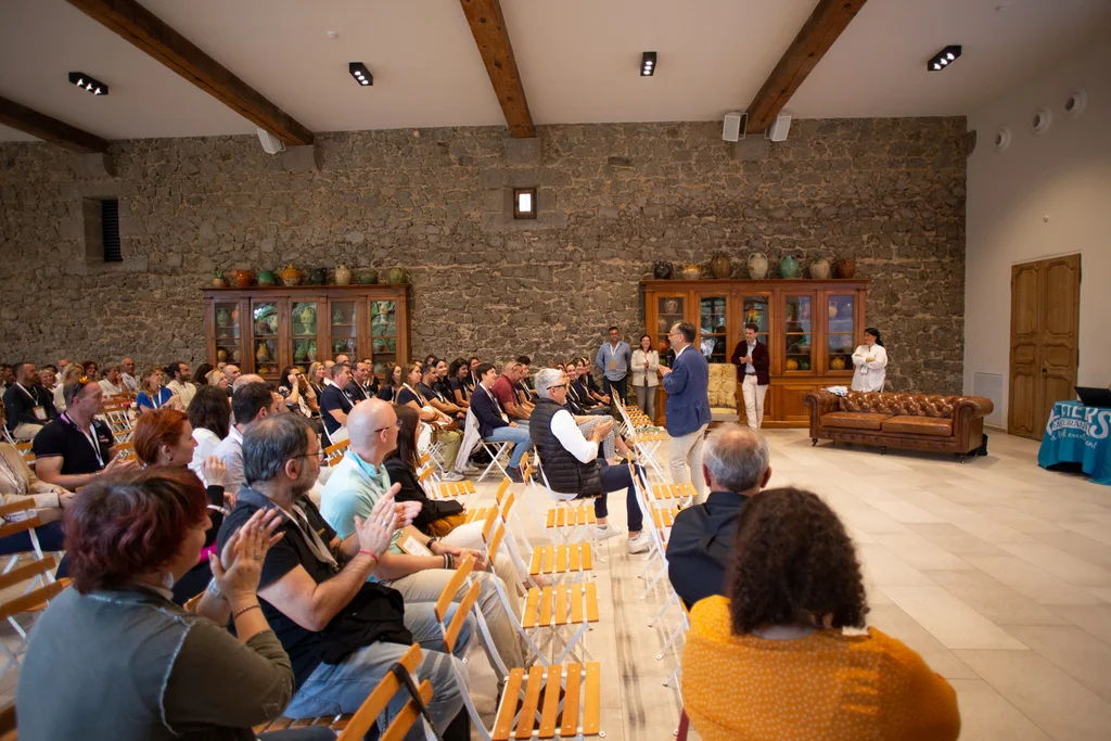 Salle de réception en pierre avec événement en cours au Château Hermitage de Combas, séminaire mariage Hérault