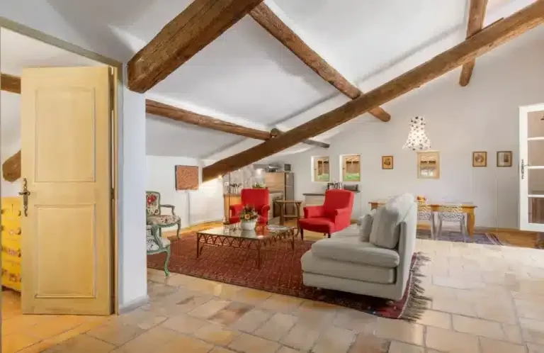 Vue large du salon avec poutres en bois au Château Hermitage de Combas, lieu mariage Hérault