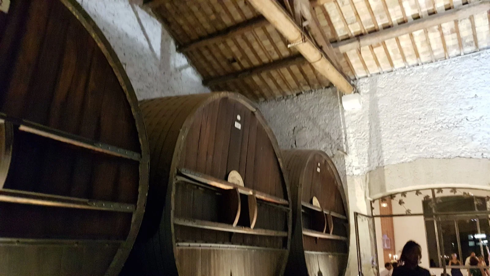 Cave aux anciens foudres en bois du Château La Banquière Hérault, espace atypique pour réception de mariage