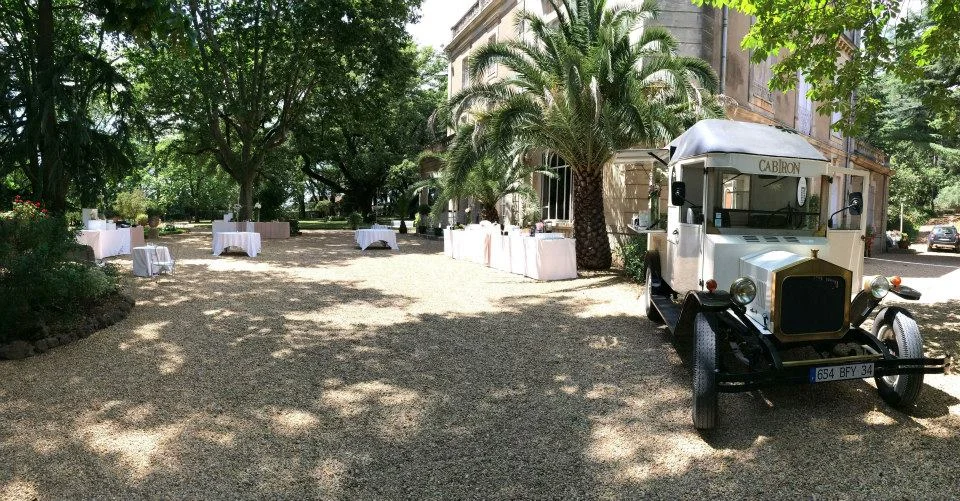 Cocktail mariage avec food truck vintage au Château La Banquière Hérault dans son parc arboré