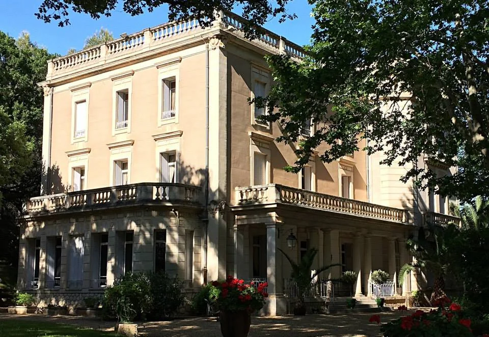 Château La Banquière Hérault - façade néoclassique avec balustrade et colonnes pour mariage en plein air