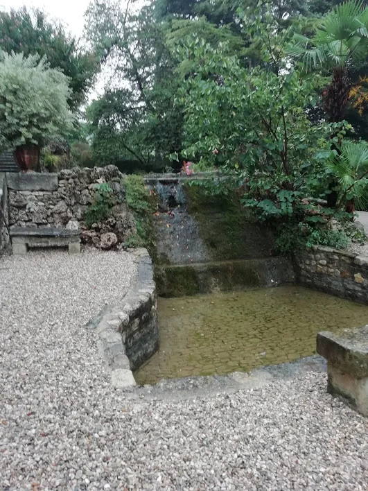 Petit bassin avec cascade en pierre dans le jardin du Château Mallet, mariage Hérault