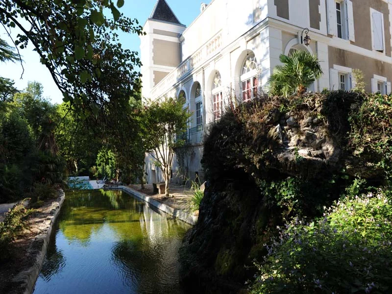 Vue du Château Mallet avec son bassin et son jardin luxuriant pour mariage dans l'Hérault