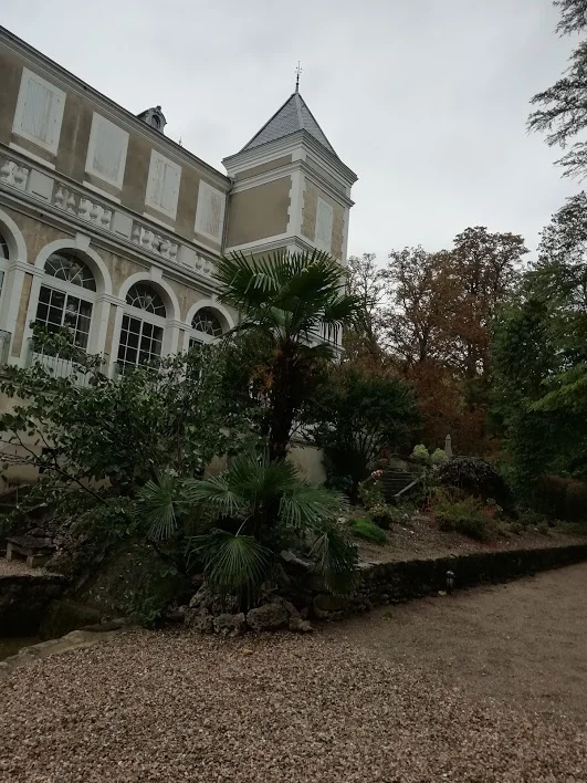 Façade du Château Mallet avec tourelle et palmier pour mariage dans l'Hérault