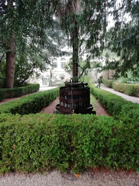 Ancien pressoir décoratif dans le jardin de buis du Château Mallet, Hérault