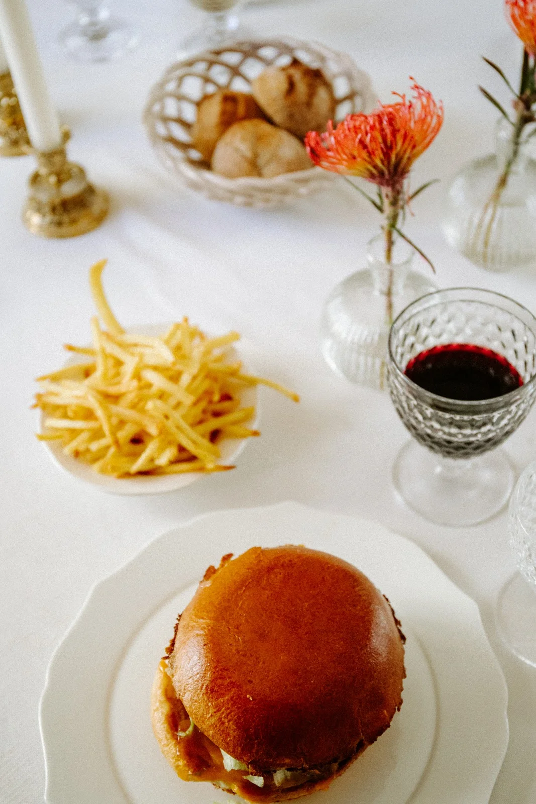 Burger brioche doré et frites paille servis au Château Paloma dans l'Hérault lors d'un repas de mariage