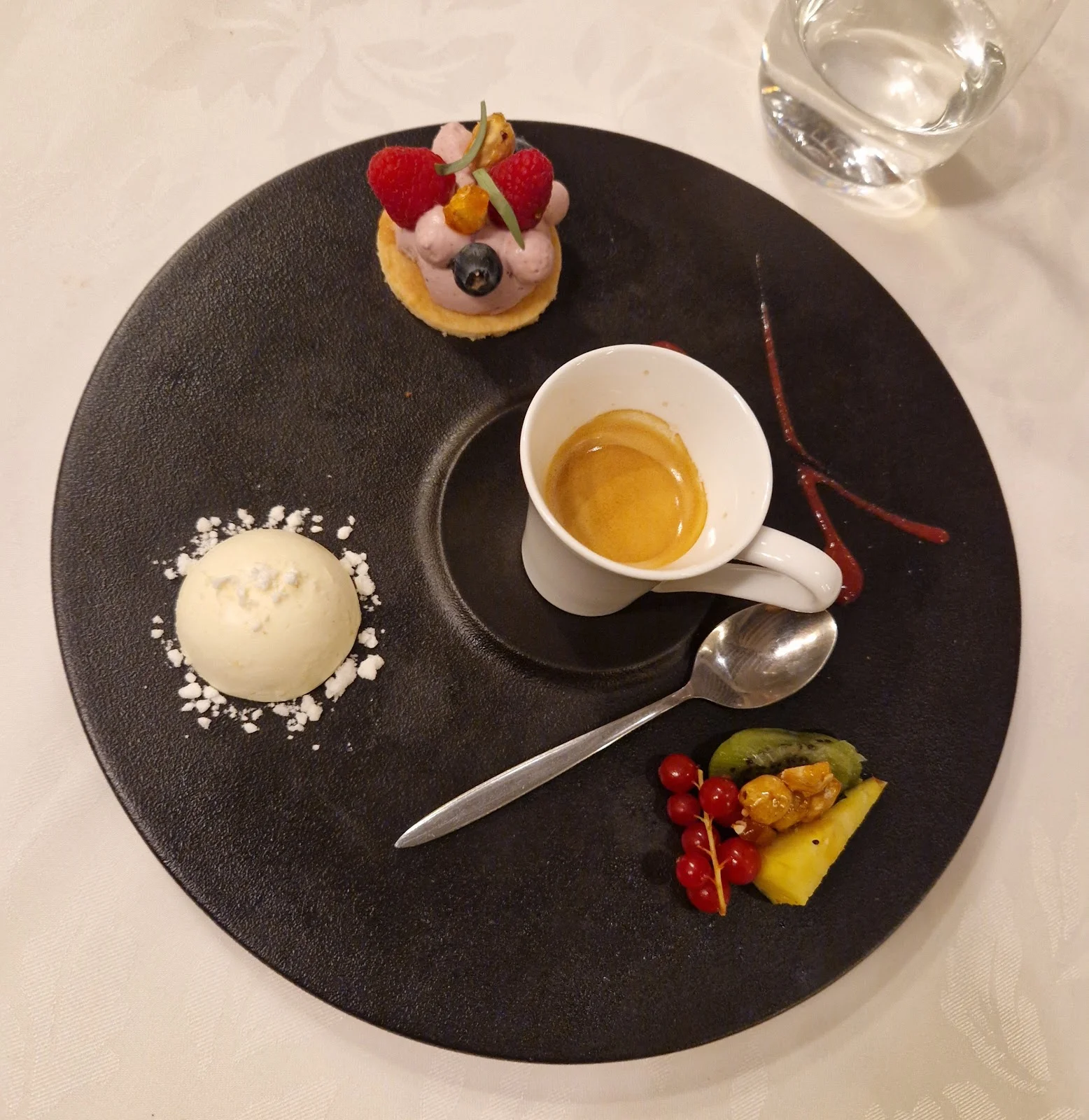 Café gourmand et dessert aux fruits rouges au Château Paloma dans l'Hérault pour un repas de mariage