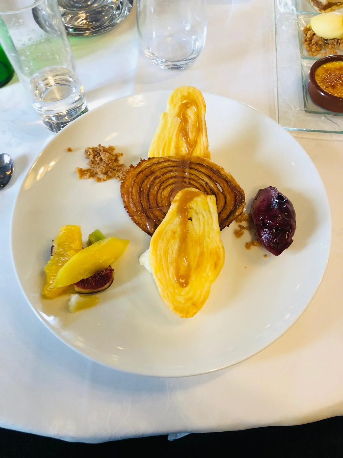 Dessert gastronomique au Château Paloma Hérault : palmier feuilleté caramélisé, glace et fruits frais pour mariage