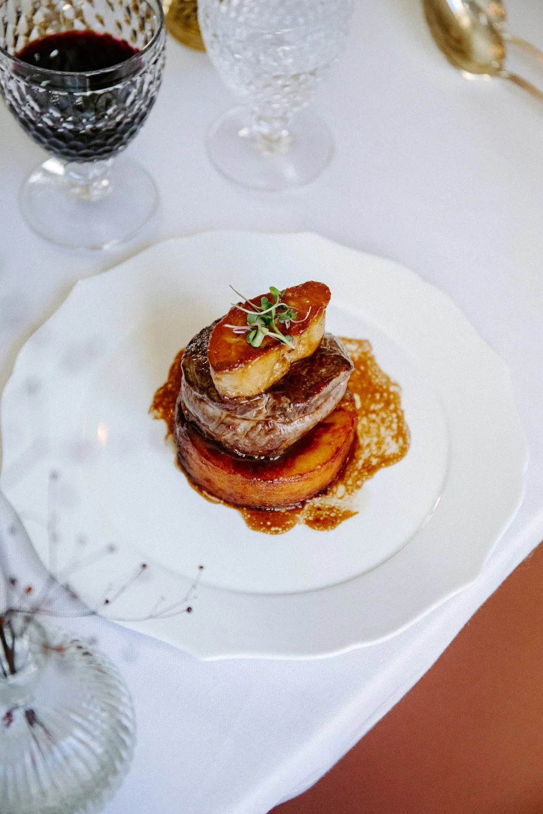 Plat gastronomique au Château Paloma dans l'Hérault : médaillon de bœuf et foie gras poêlé pour un repas de mariage
