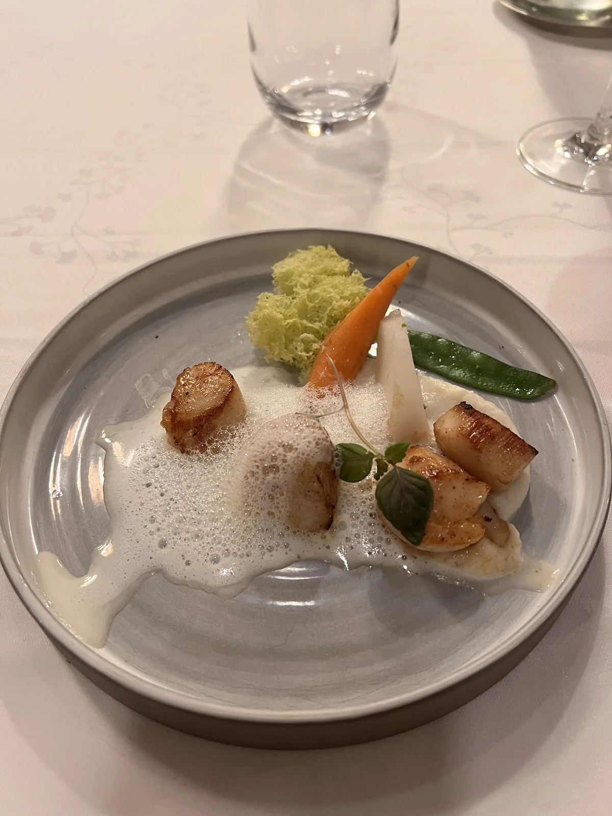 Noix de Saint-Jacques dorées et émulsion crémeuse servies au Château Paloma dans l'Hérault pour un mariage gastronomique