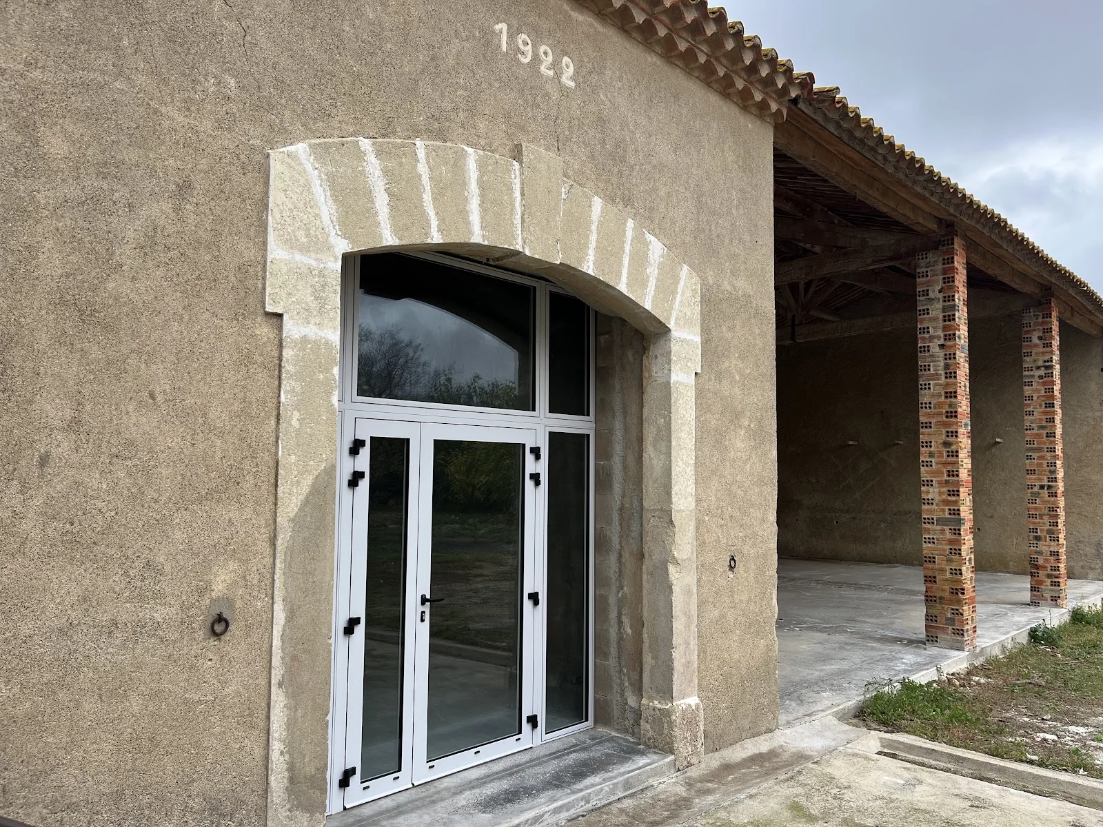 Bâtiment annexe de 1922 avec arc en pierre de taille au Château Périès en Hérault, salle de réception mariage