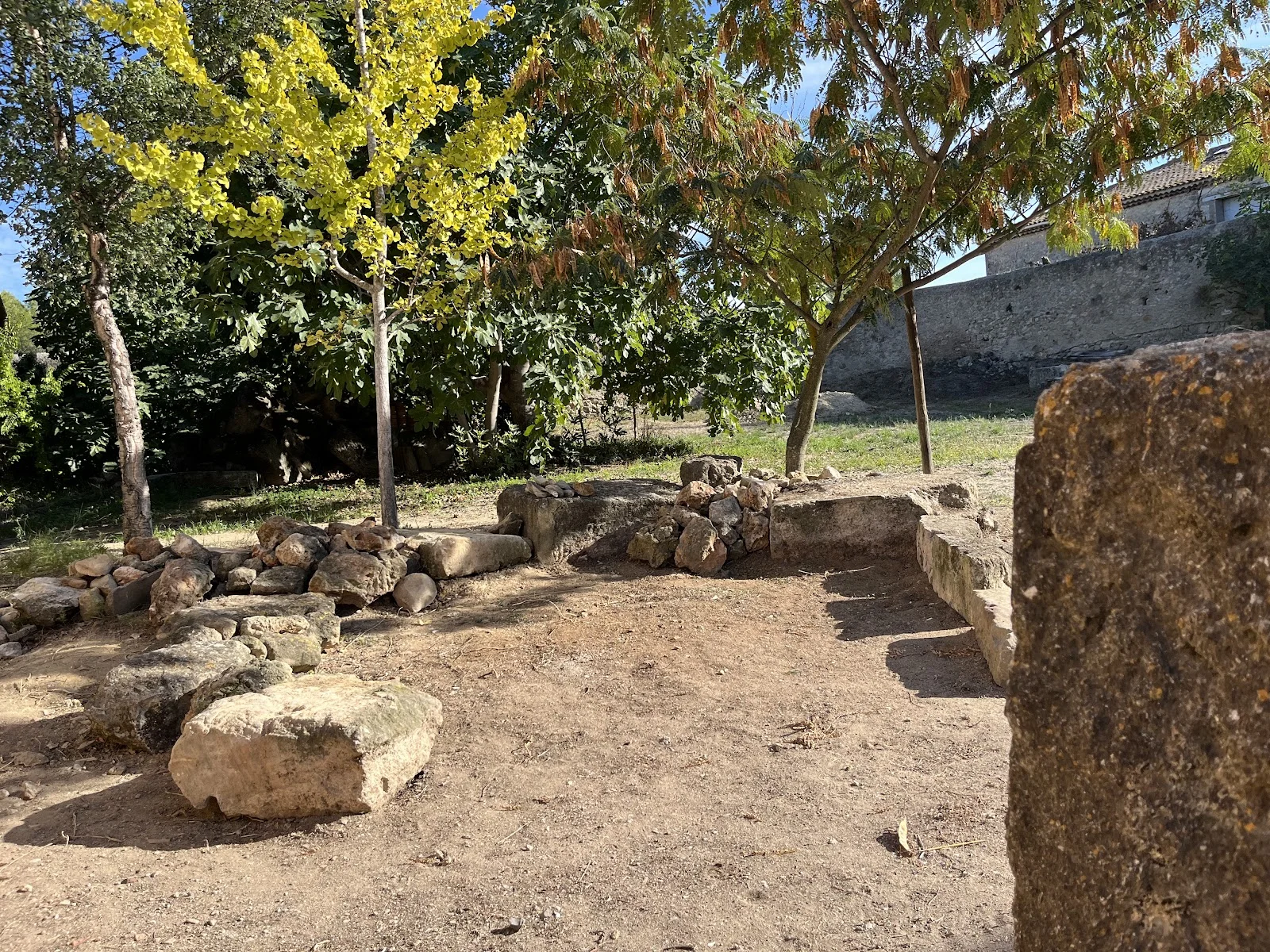 Jardin naturel avec rochers et pierres anciennes au Château Périès en Hérault, espace extérieur mariage