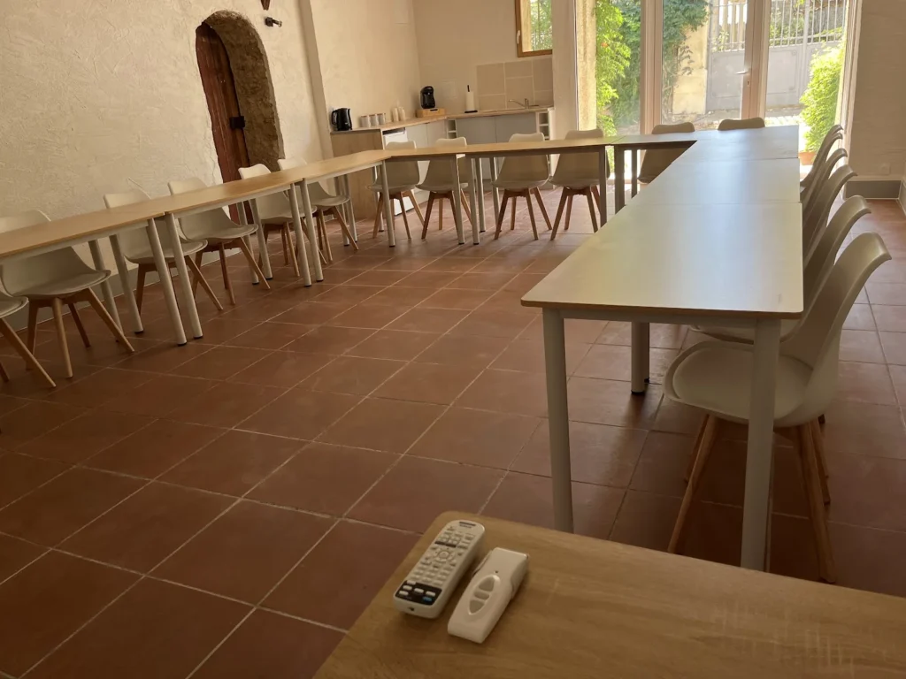Salle de réception avec tomettes rouges et arc en pierre au Château Périès en Hérault, mariage et séminaire