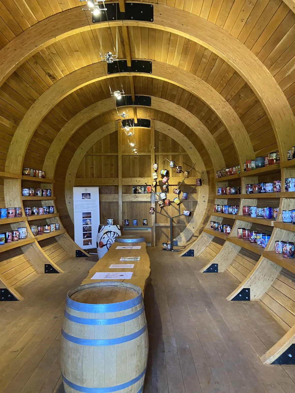 Intérieur du tonneau géant du Château Puech-Haut aménagé en espace d'art avec tonneaux peints colorés, lieu original Hérault