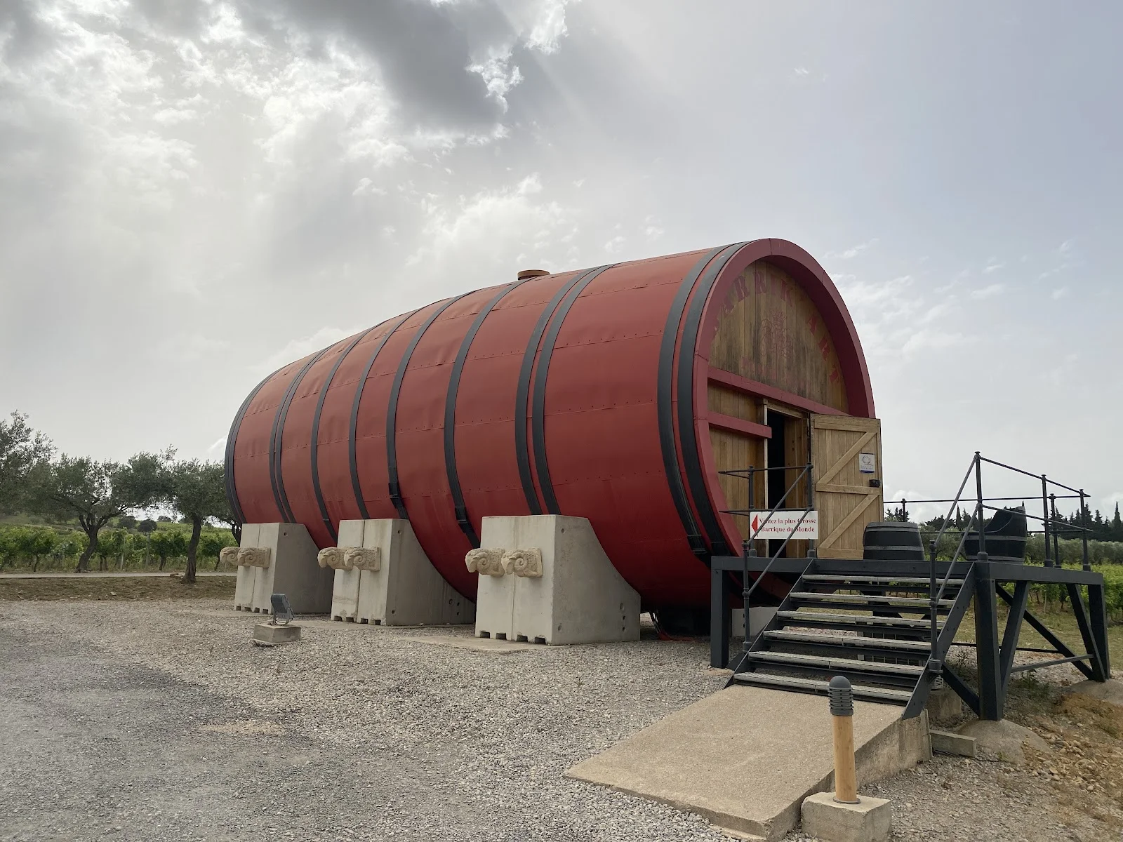Tonneau géant architectural emblématique du Château Puech-Haut dans l'Hérault, lieu de mariage original en Languedoc