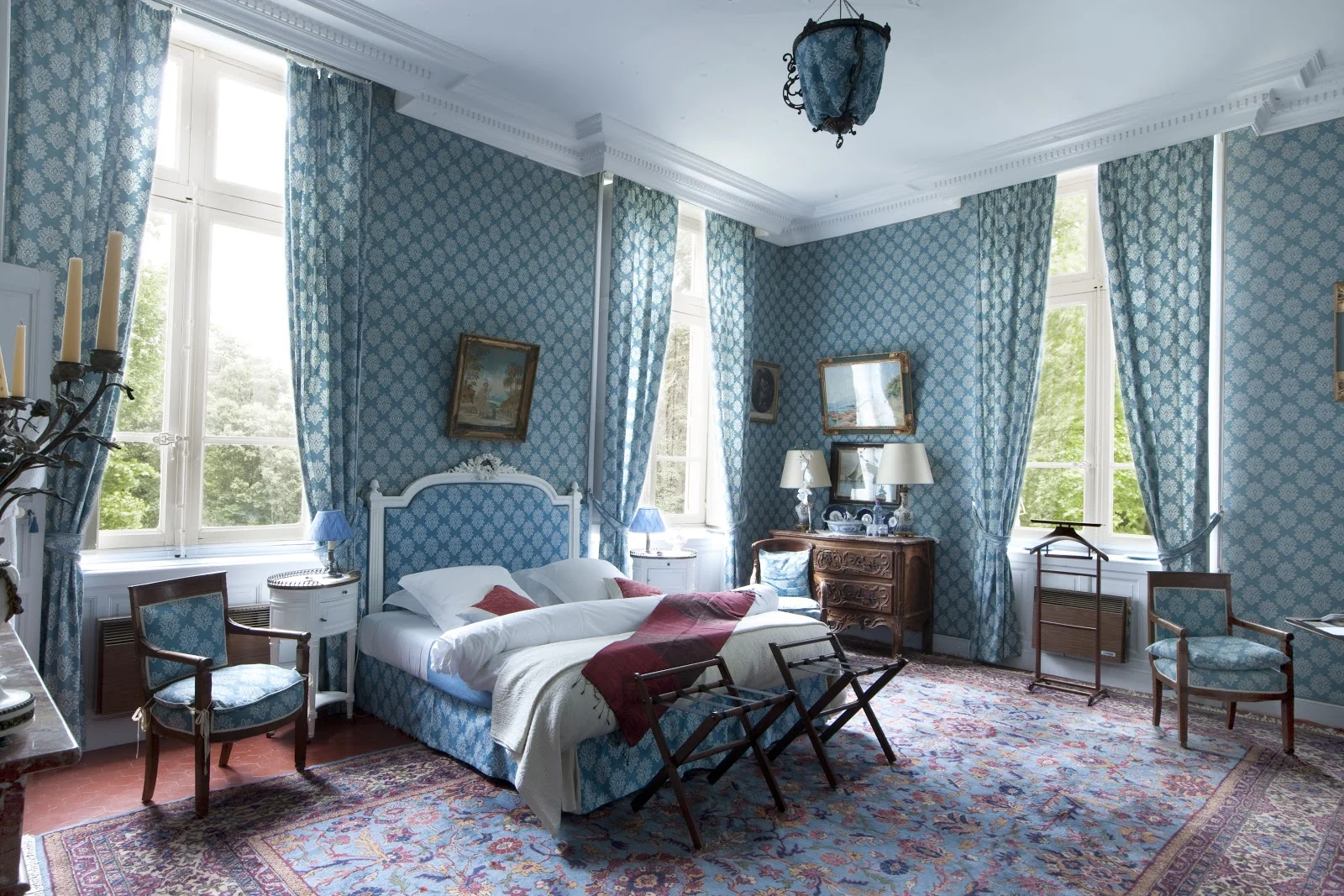 Chambre bleue lumineuse avec vue sur parc au Château Raissac Hérault, mobilier Empire et tapis persan pour mariage