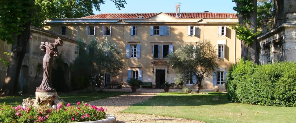 Façade château provençal, jardin verdoyant, statue, oliviers, ambiance sereine Château Rieutort Saint-Pargoire mariage Hérault Occitanie