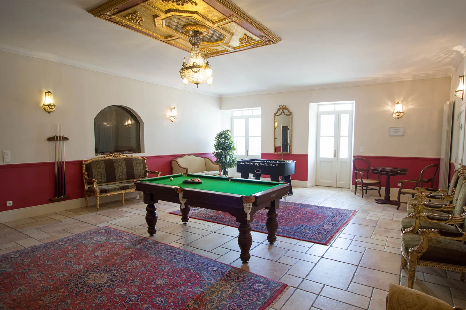 Salle de jeux élégante billard baby-foot mobilier ancien Château Rieutort Saint-Pargoire mariage Hérault Occitanie