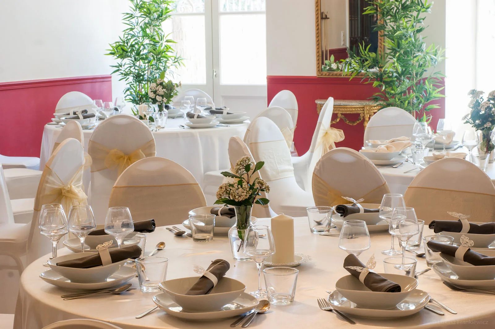 Salle de réception décorée, tables rondes nappées, chaises houssées, ambiance élégante Château Rieutort Saint-Pargoire mariage Hérault Occitanie