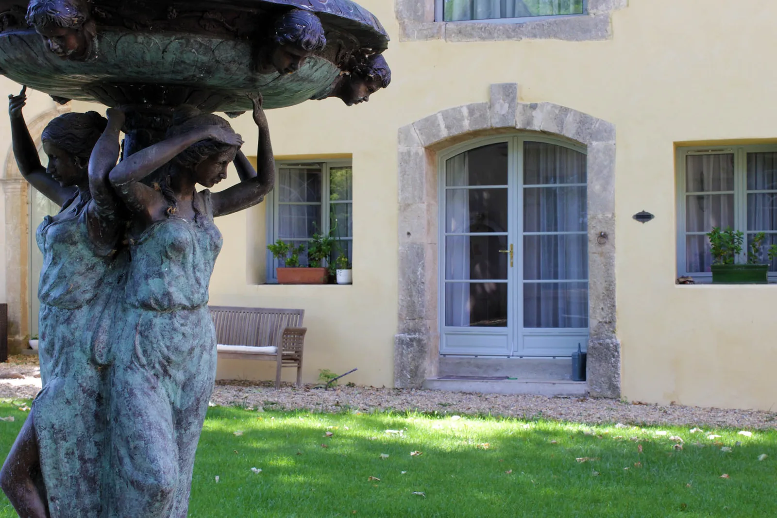Statue fontaine, façade pierre, porte voûtée, fenêtres, jardin verdoyant, Château Rieutort Saint-Pargoire mariage Hérault Occitanie