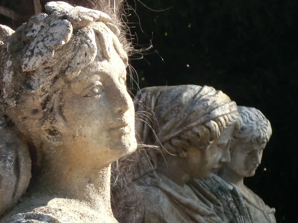Statues antiques jardin extérieur Château Rieutort Saint-Pargoire ambiance historique mariage Hérault Occitanie