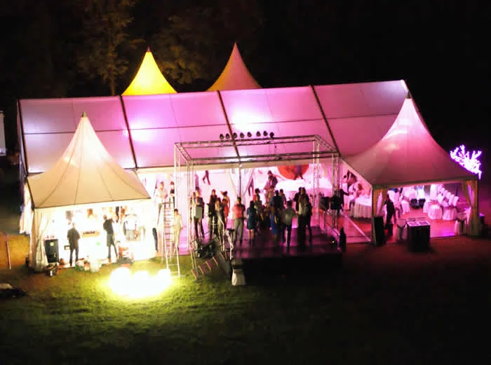 Vue nocturne des chapiteaux illuminés pour un mariage au Château Saint Martin de Graves, Hérault