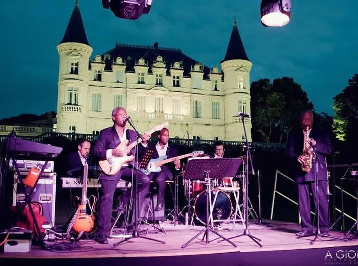 Concert jazz en soirée devant le Château Saint Martin de Graves illuminé, animation mariage Hérault