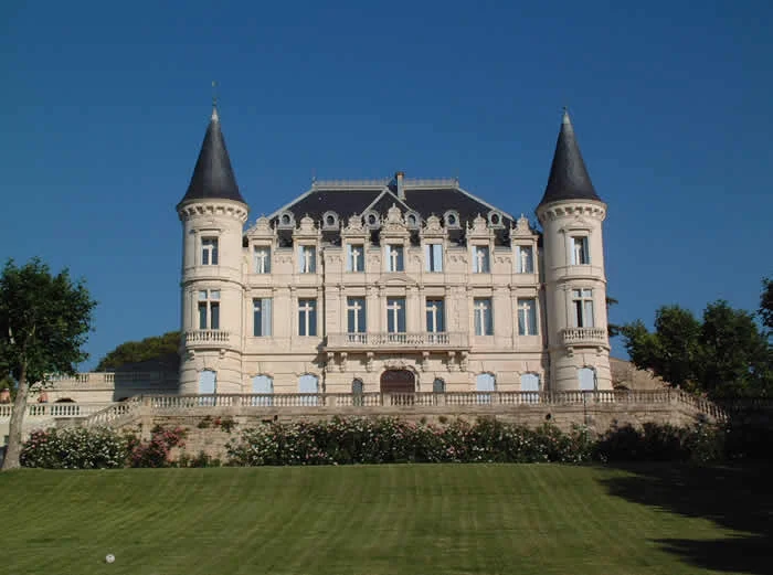 Façade extérieure du Château Saint Martin de Graves avec tourelles et pelouse, domaine mariage Hérault