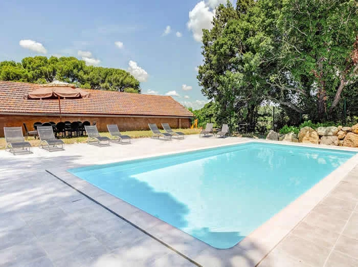 Piscine et terrasse extérieure du Château Saint Martin de Graves avec transats, domaine mariage Hérault