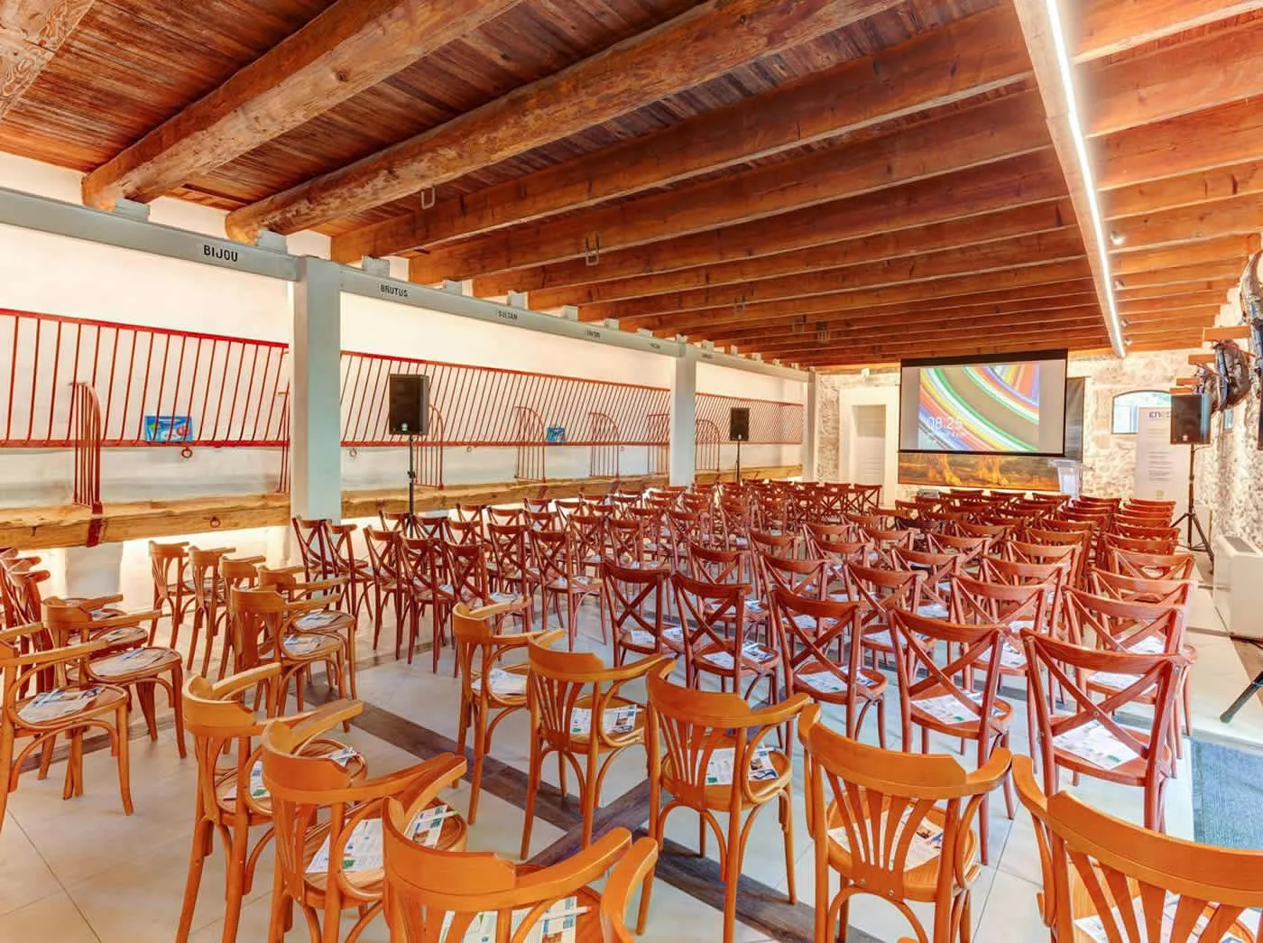 Salle de réception et conférence du Château Saint Martin de Graves avec poutres bois et chaises, Hérault