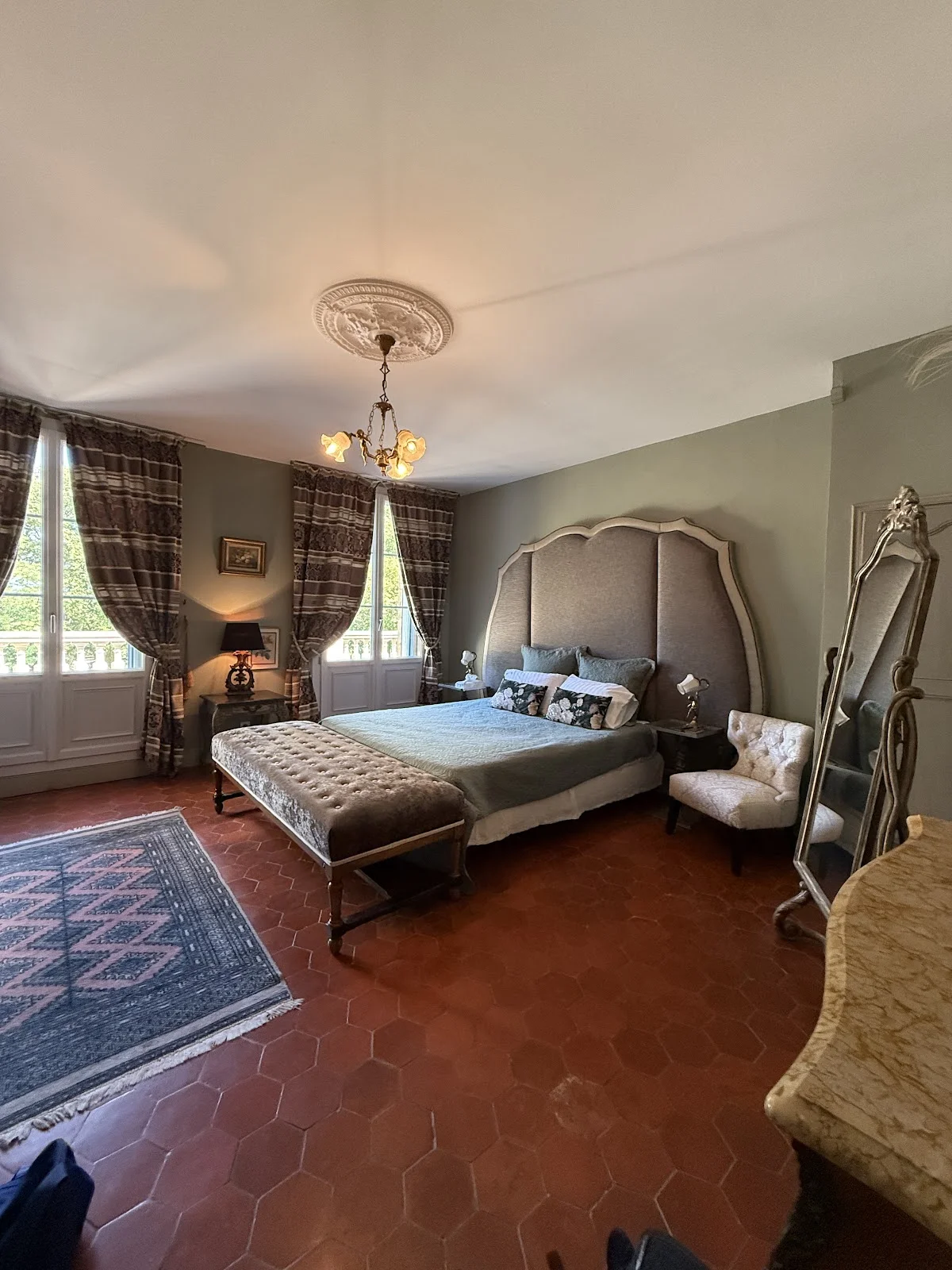 Chambre d'hôtes luxueuse avec tomettes et mobilier ancien au Château Sainte Cécile Hérault