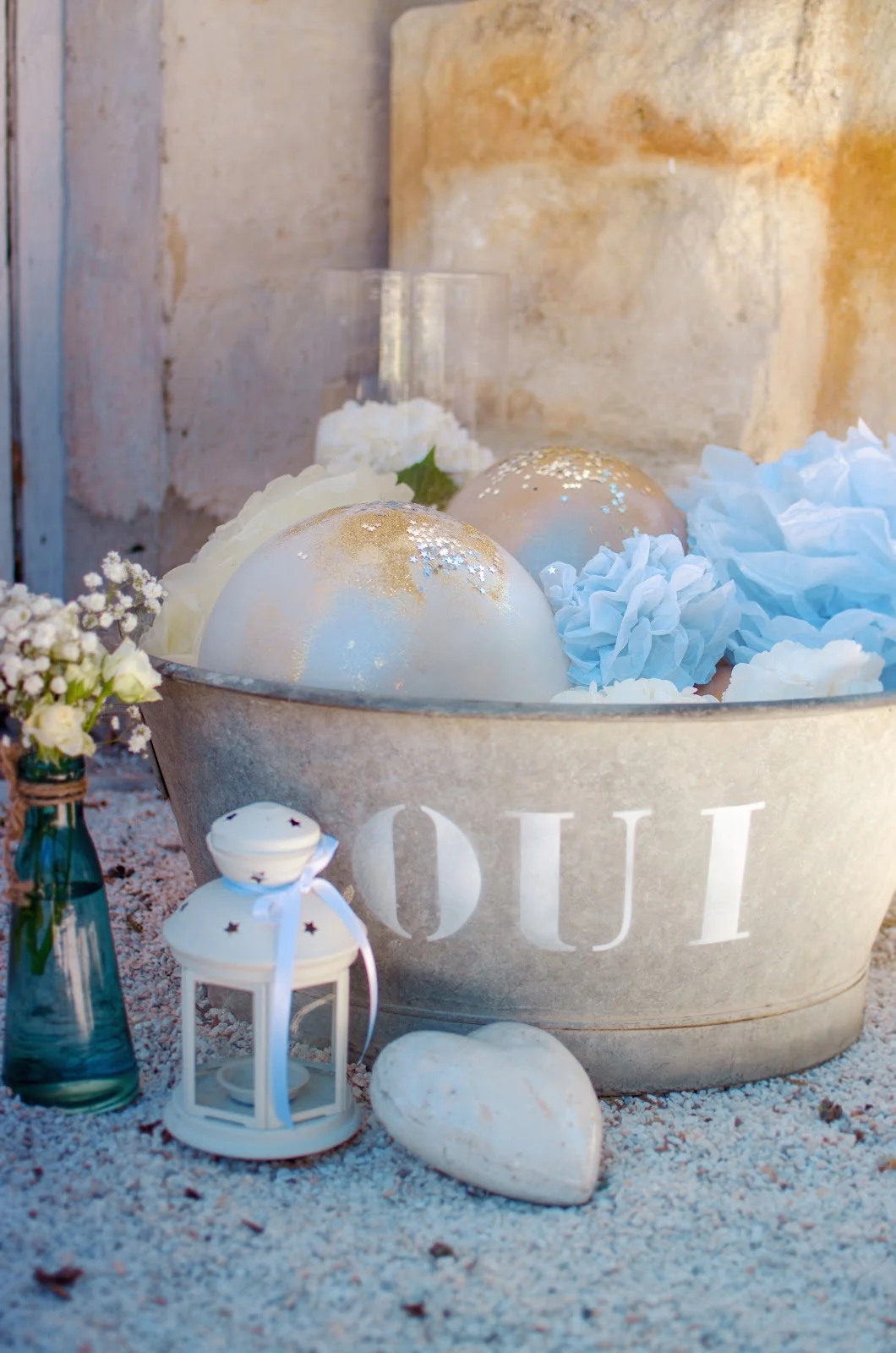Décoration de mariage avec bassine OUI et boules pailletées au Château Sainte Cécile Hérault