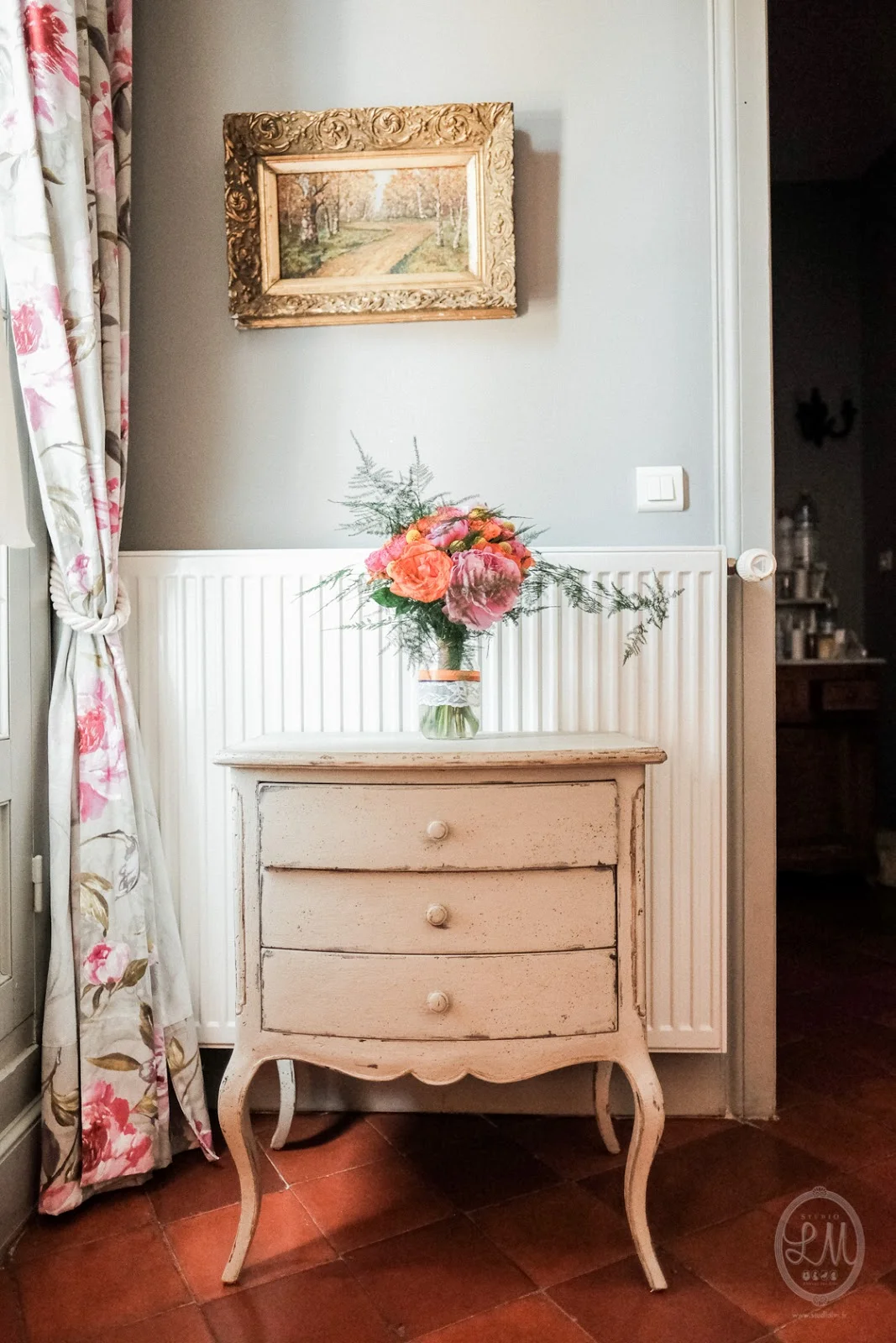 Commode Louis XV et bouquet de pivoines dans chambre du Château Sainte Cécile Hérault