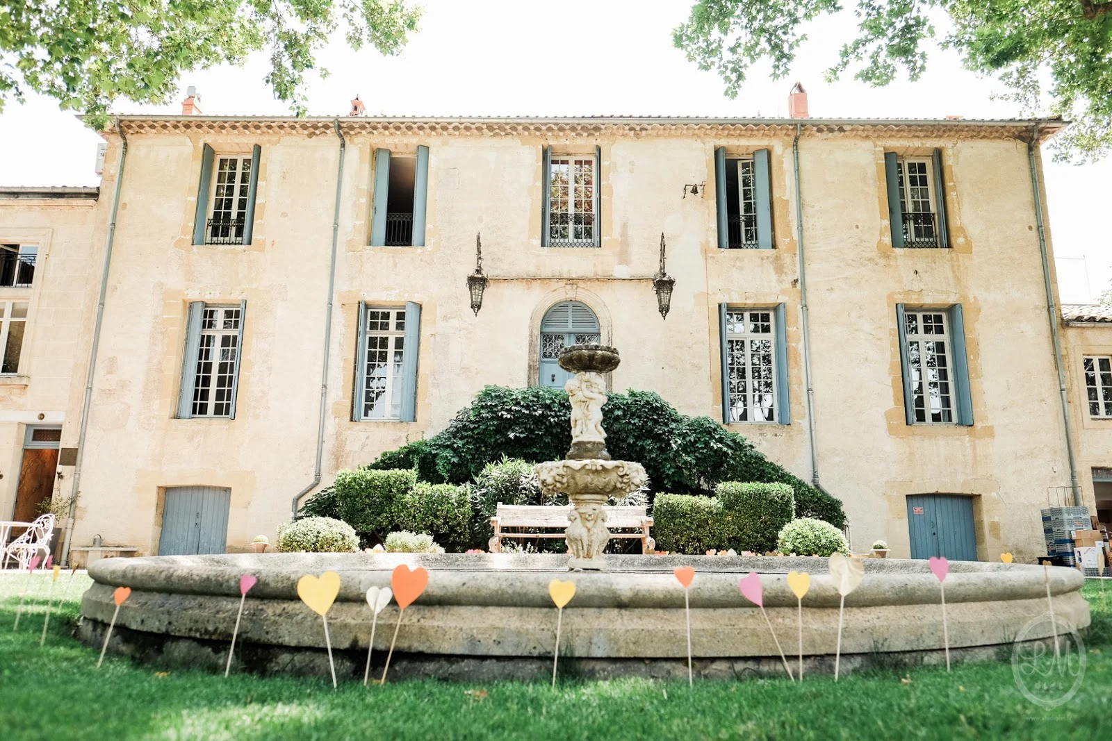 Façade du Château Sainte Cécile avec fontaine et décoration de mariage dans l'Hérault