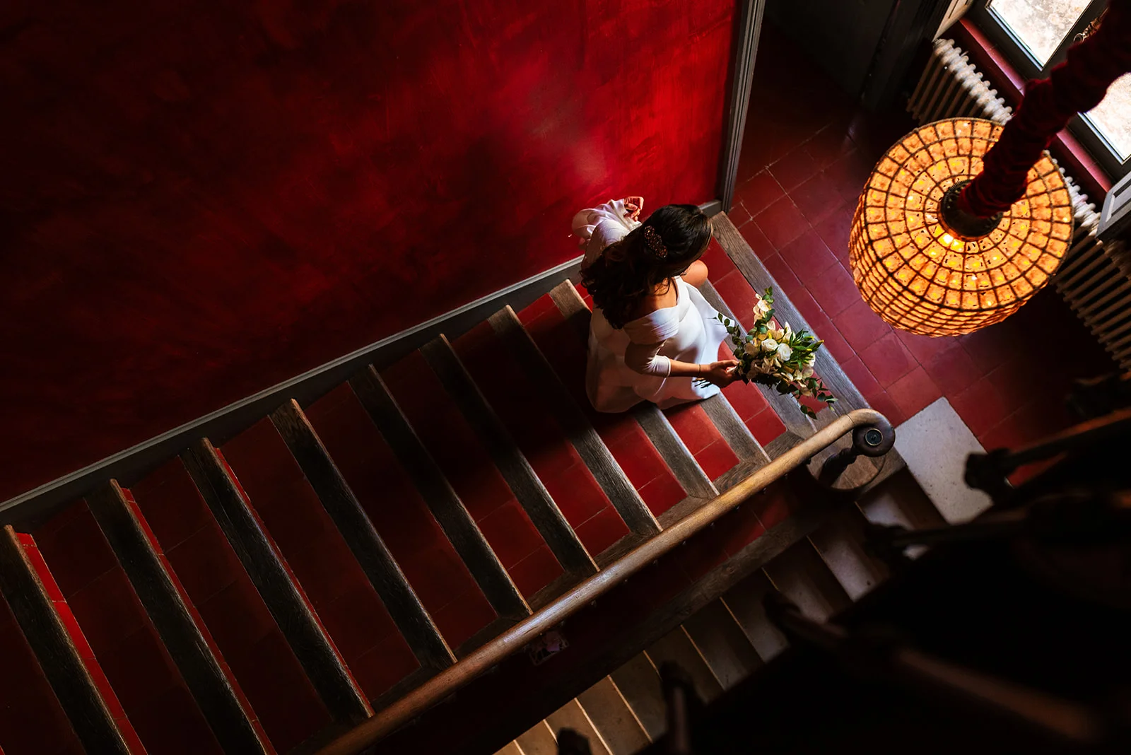 Mariée descendant l'escalier intérieur du Château Sainte Cécile lors d'un mariage en Hérault