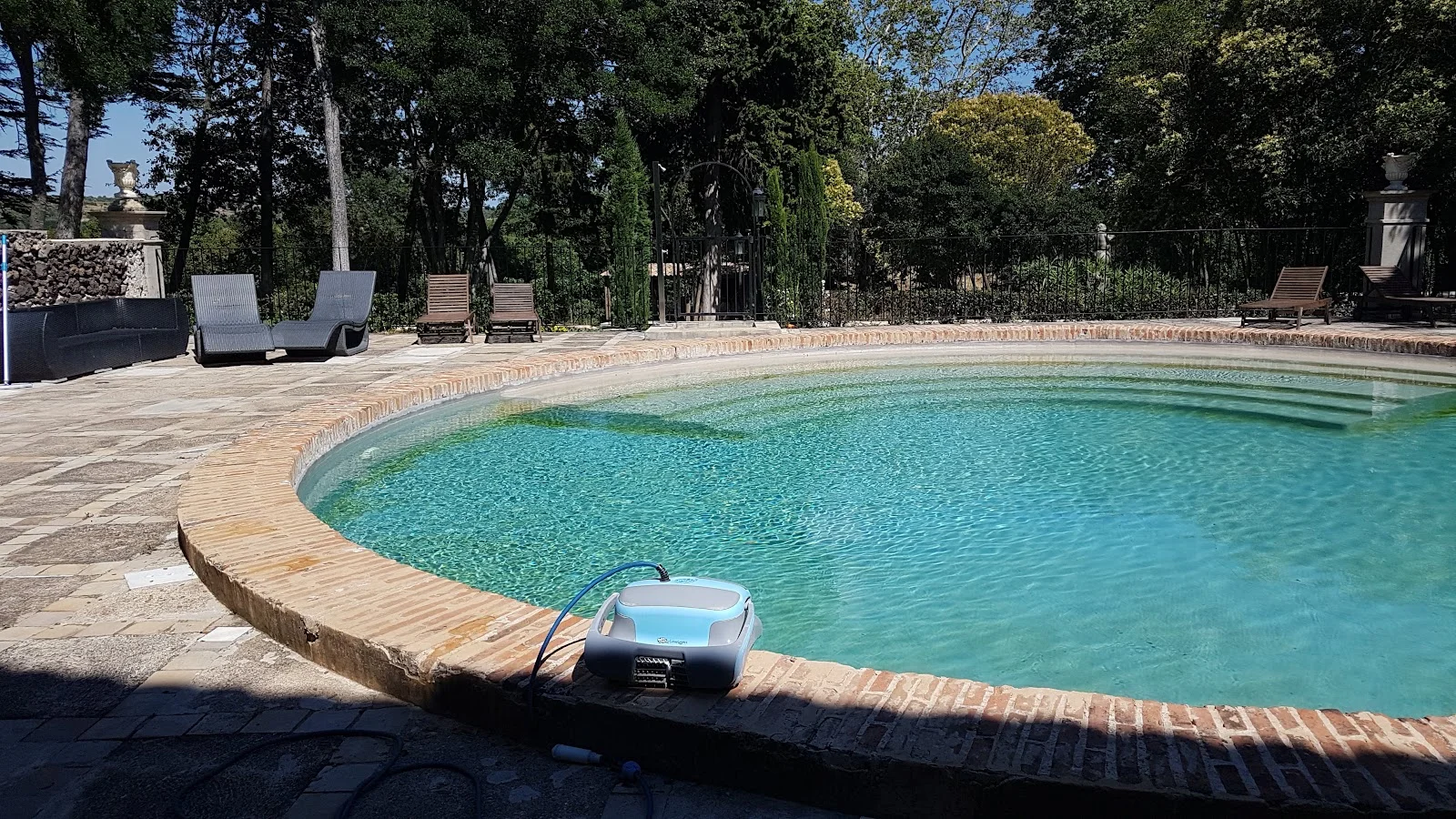 Piscine ronde turquoise du Château Sainte Cécile, domaine de mariage en Hérault