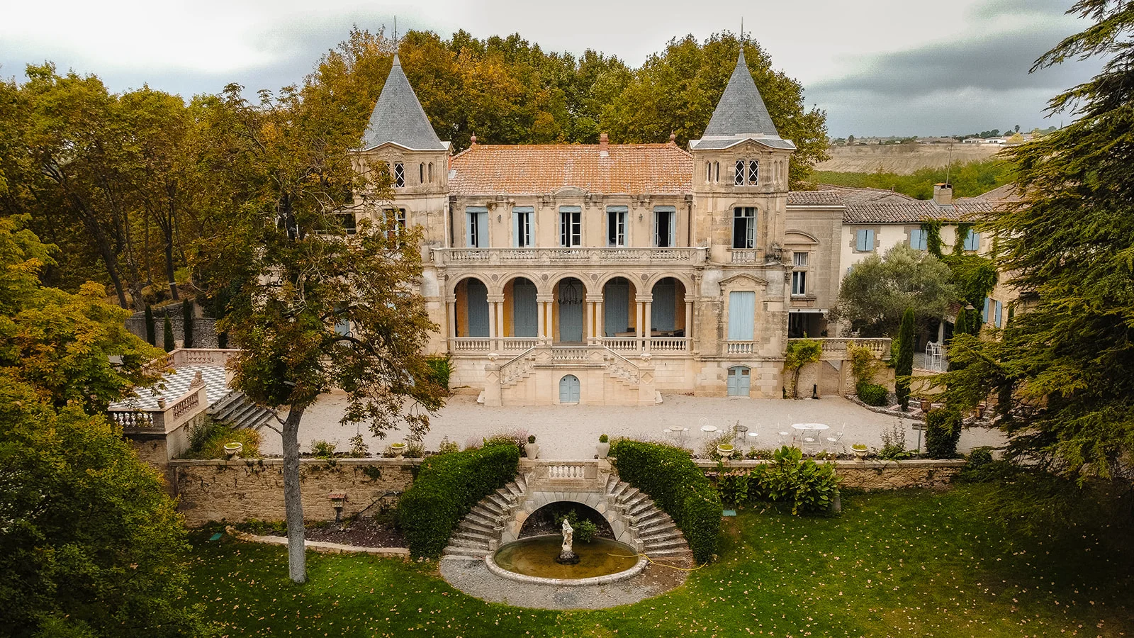 Vue aérienne du Château Sainte Cécile avec tourelles et jardins pour mariage dans l'Hérault