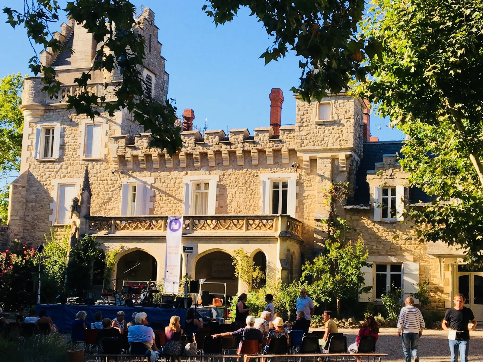Cérémonie extérieure et événement en plein air dans la cour du Château St Jean Hérault au coucher du soleil